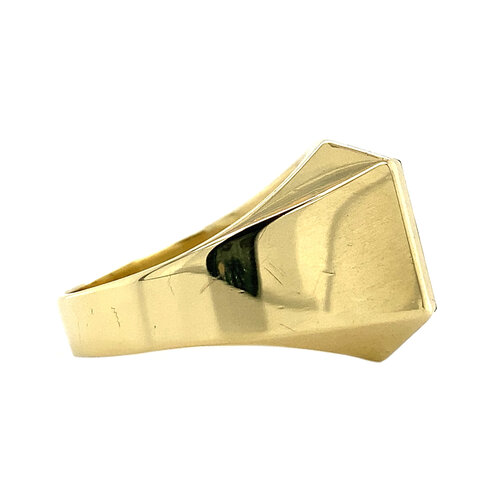 Gold signet ring with onyx 14 krt