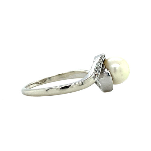 White gold ring with pearl and diamond 14 crt