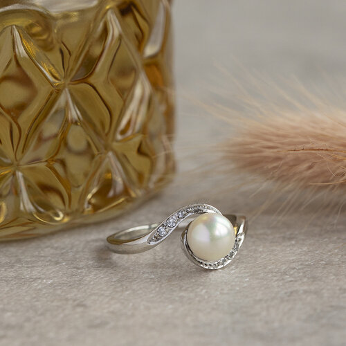White gold ring with pearl and diamond 14 crt