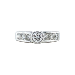 White gold ring with diamond 18 crt