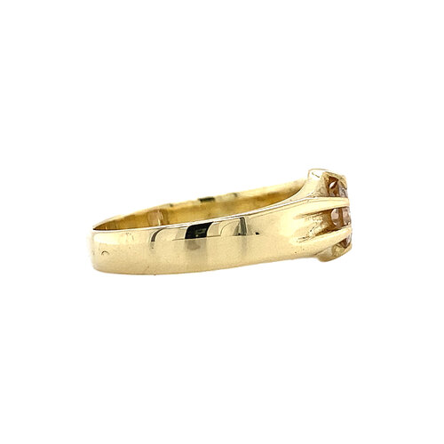 Goldring am kleinen Finger mit Diamant 0,80 ct. 14 ct