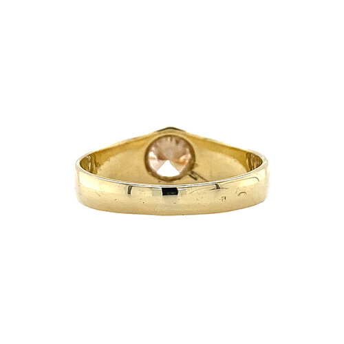 Goldring am kleinen Finger mit Diamant 0,80 ct. 14 ct