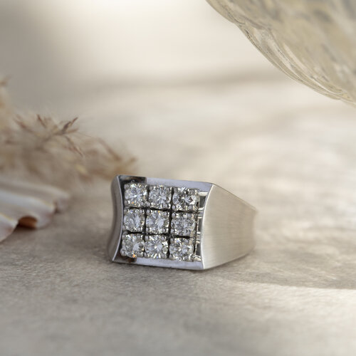 White gold ring with diamond 18 crt