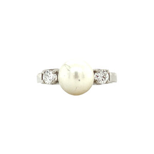 White gold ring with pearl and diamond 14 crt