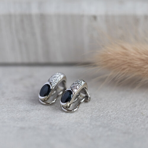 White gold ear clips with diamond and sapphire 14 kt