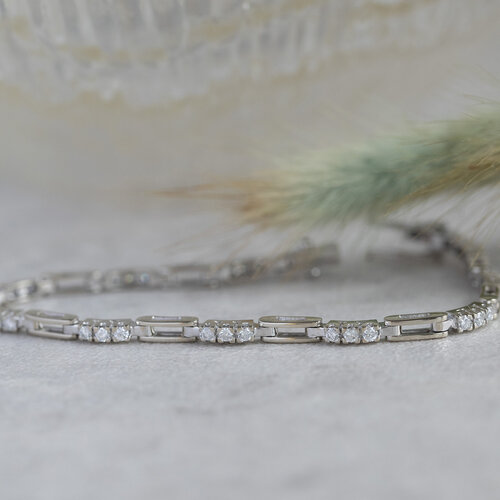 White gold bracelet with 14 crt diamond