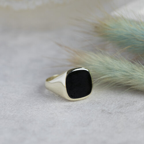 Gold signet ring with onyx 14 crt