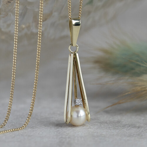 Gold pendant with diamond and pearl 14 crt