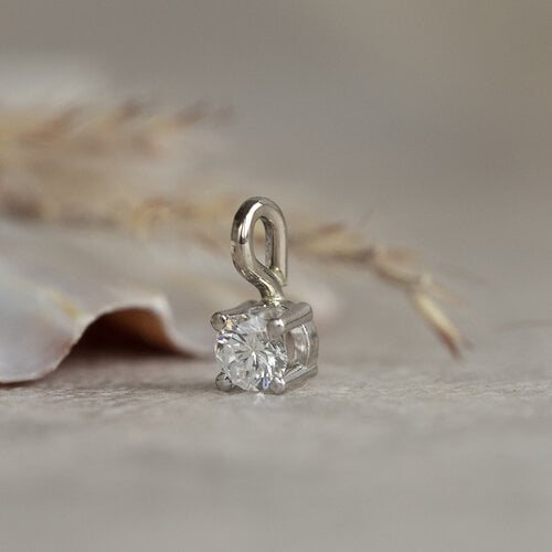 White gold solitaire pendant with 14 crt diamond