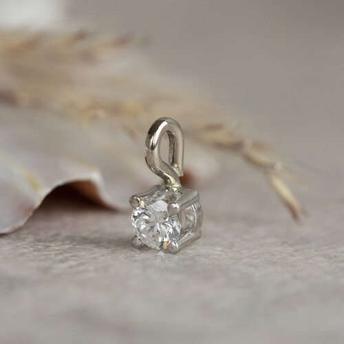 White gold solitaire pendant with 14 crt diamond