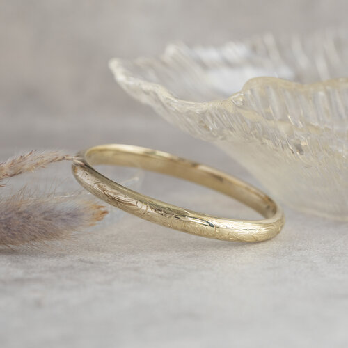 Gouden bangle met gravure 14 krt