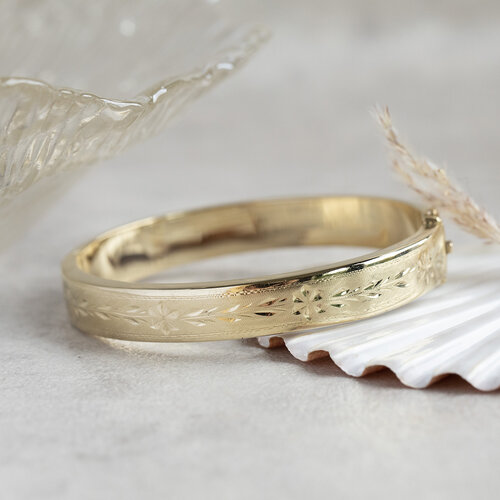 Gold bangle with engraving 14 crt