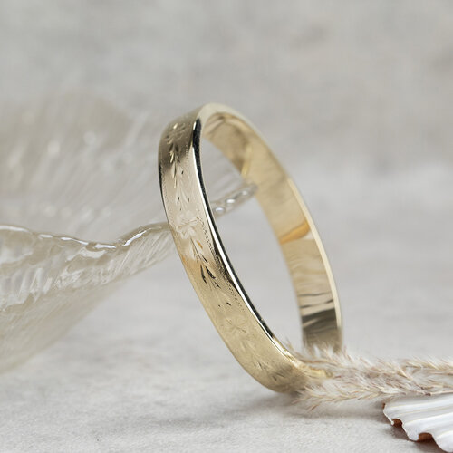 Gold bangle with engraving 14 crt