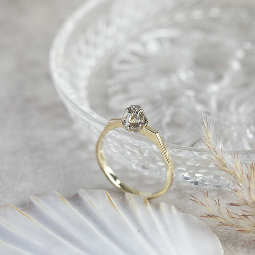 Gold solitaire ring with diamond 14 crt