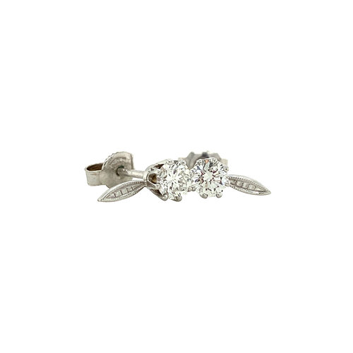 White gold stud earrings with 14 crt diamond