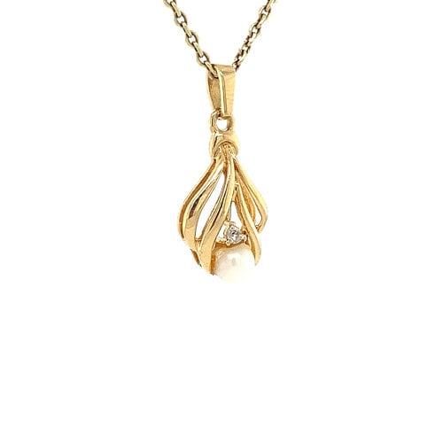 Gold pendant with pearl and diamond 18 crt
