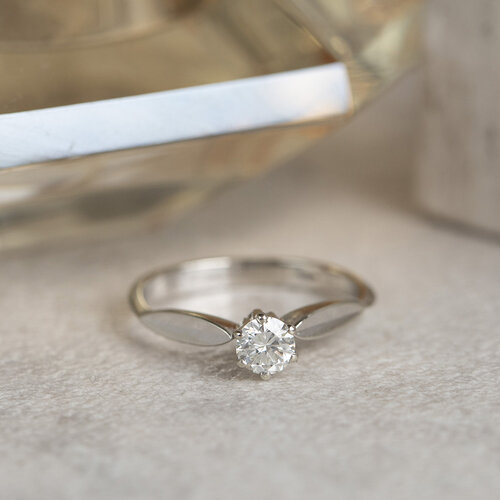 White gold solitaire ring with diamond 14 crt