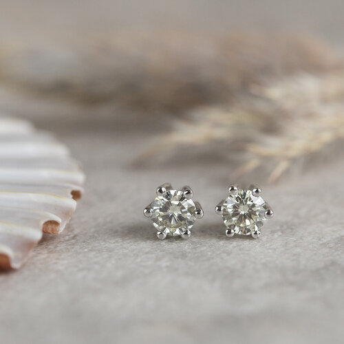 White gold solitaire stud earrings with 14 kt diamond