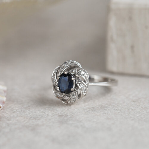 White gold ring with diamond and sapphire 18 crt