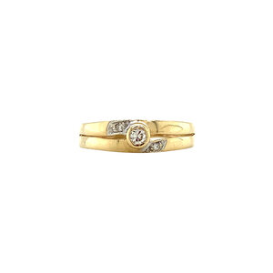 Goldring am kleinen Finger mit Diamant 14 Karat