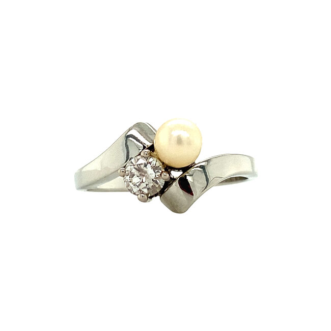 Witgouden ring met parel en diamant 14 krt