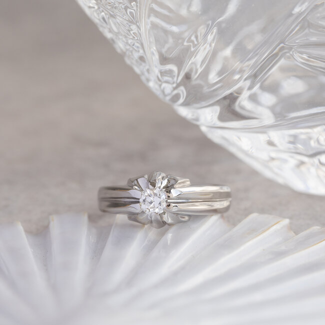 Witgouden pinkring met diamant 18 karaat