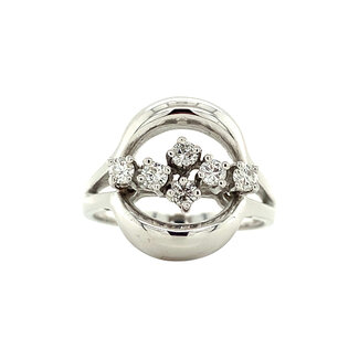 White gold ring with 14 carat diamond