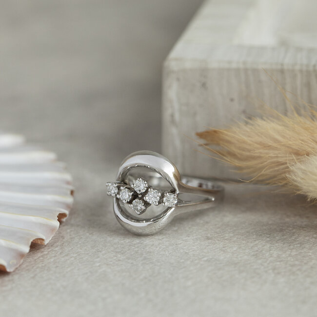 Witgouden ring met diamant 14 karaat