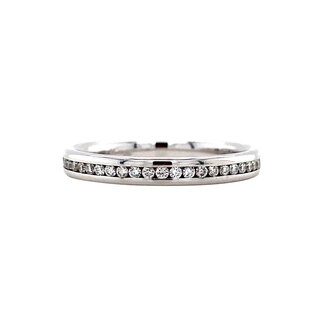 White gold alliance ring with 14 carat diamond