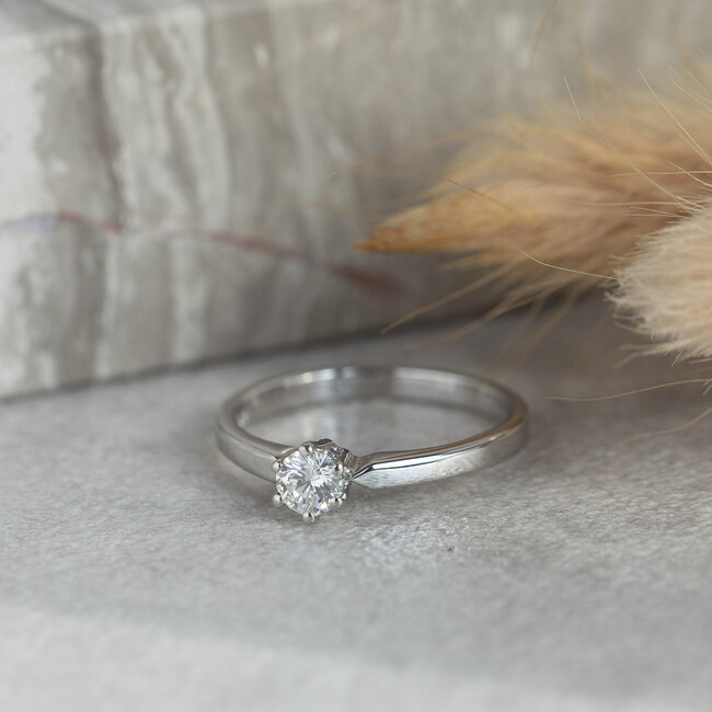 Weißgoldener Solitärring mit Diamant 18 kt