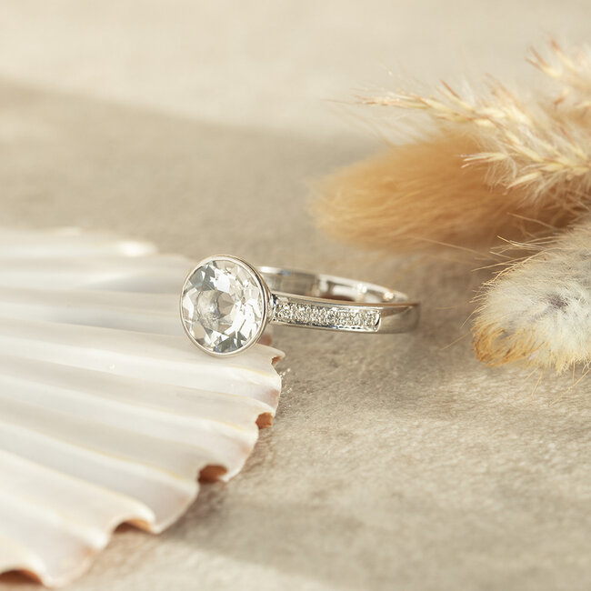 Weißgoldener Ring mit Zirkonia 14 Karat