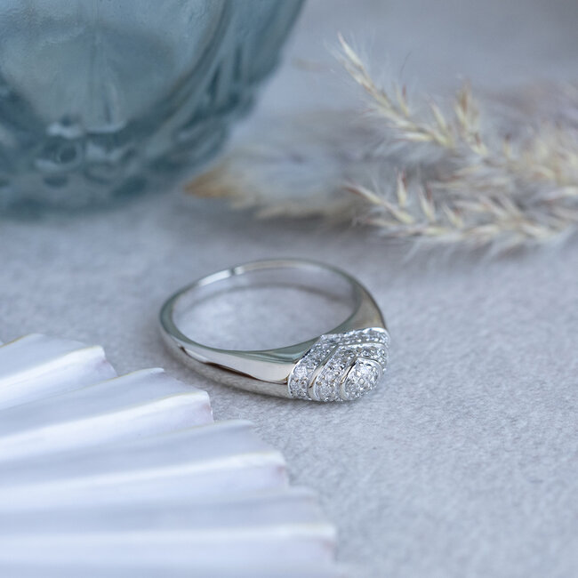 Weißgoldener Ring mit Diamant 14 kt