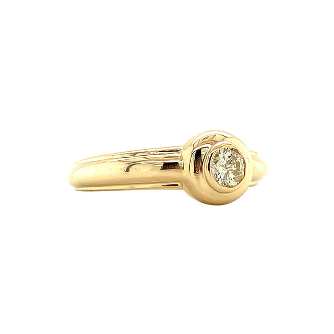 14 kt gold solitaire ring with diamond