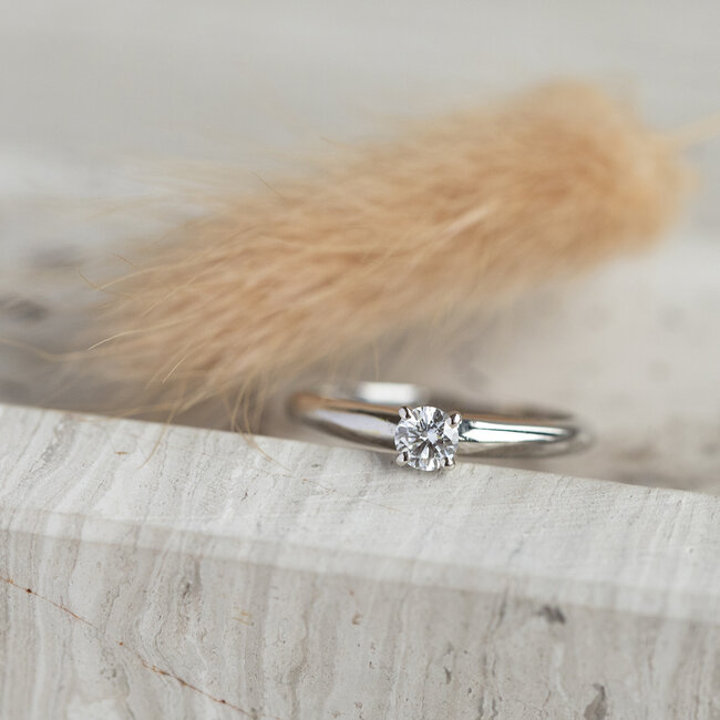 Weißgoldener Solitärring mit Diamant 14 Karat