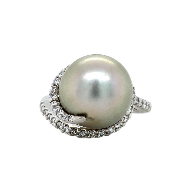White gold ring with pearl and diamond 18 crt