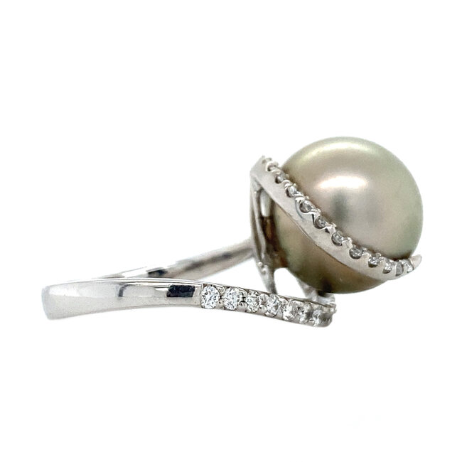 Witgouden ring met parel en diamant 18 krt