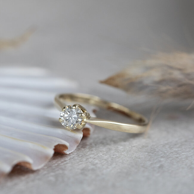 Gold solitaire ring with diamond 14 kt