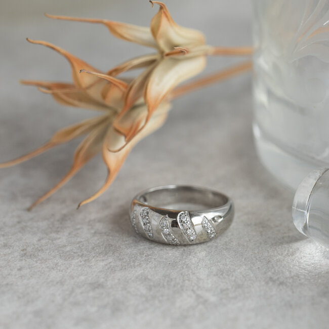 Weißgoldener Ring mit Diamant 14 kt