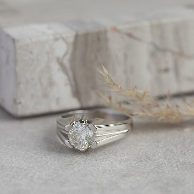 Weißgoldring mit 14-karätigem Diamanten