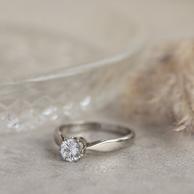 Witgouden solitair ring met diamant 14 krt