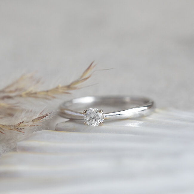 White gold solitaire ring with diamond 14 kt* new