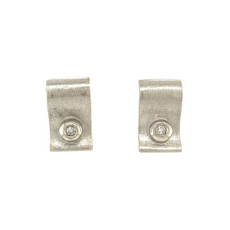 White gold stud earrings with 18 kt diamond