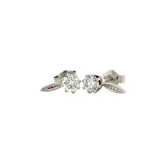 White gold stud earrings with 14 crt diamond