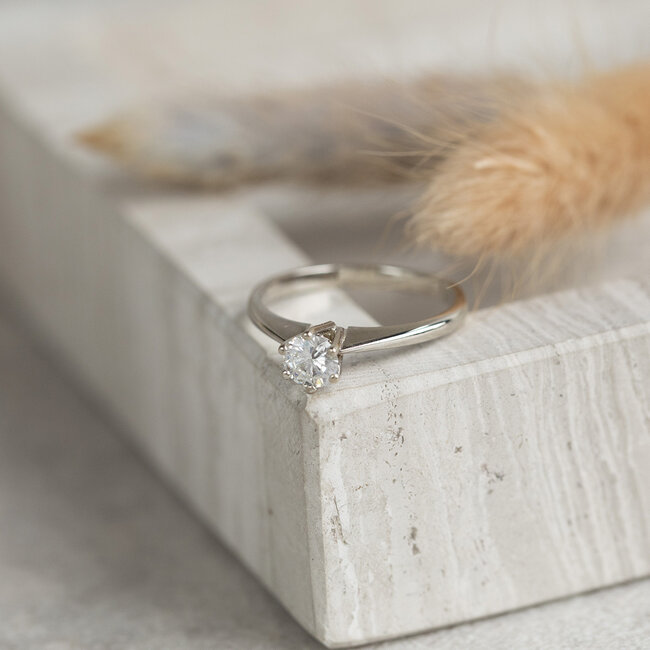 Witgouden solitair ring met diamant 14 krt