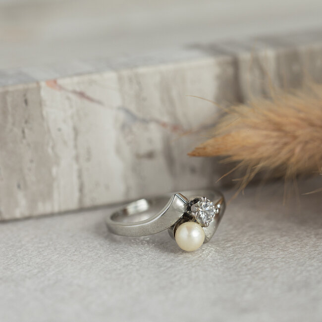 Witgouden ring met parel en diamant 14 karaat