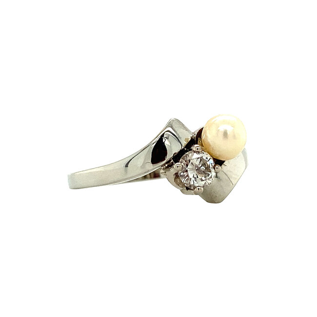Witgouden ring met parel en diamant 14 krt