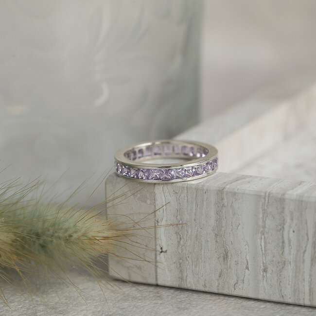 Weißgoldener Allianzring mit rosa Saphir 18 kt