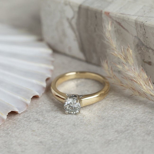 Goldener Solitärring mit Diamant 18 kt