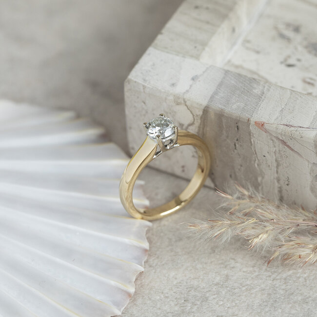 Gold solitaire ring with diamond 18 kt