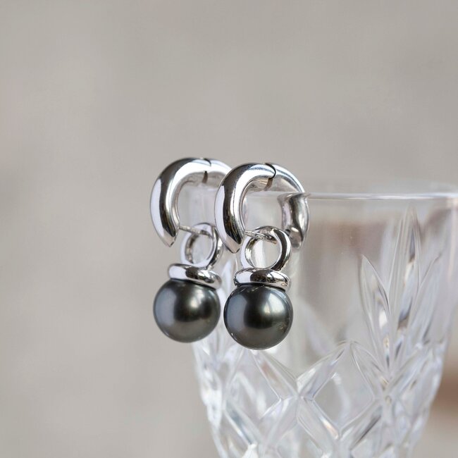 White gold earrings with pearl from Bron Jewelry 18 kt